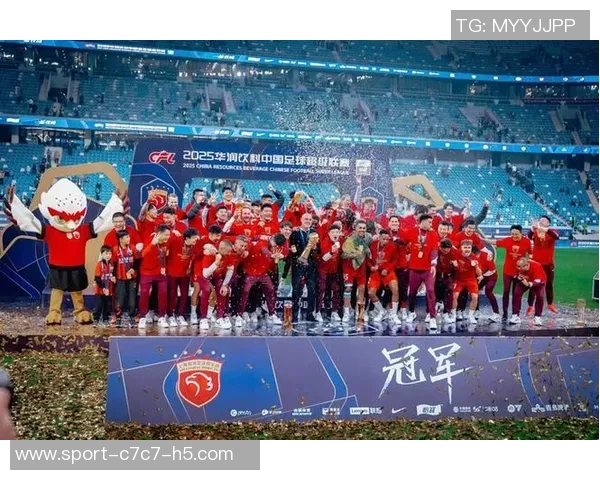 海港三连冠荣耀时刻团结奋进铸就传奇成就辉煌历史